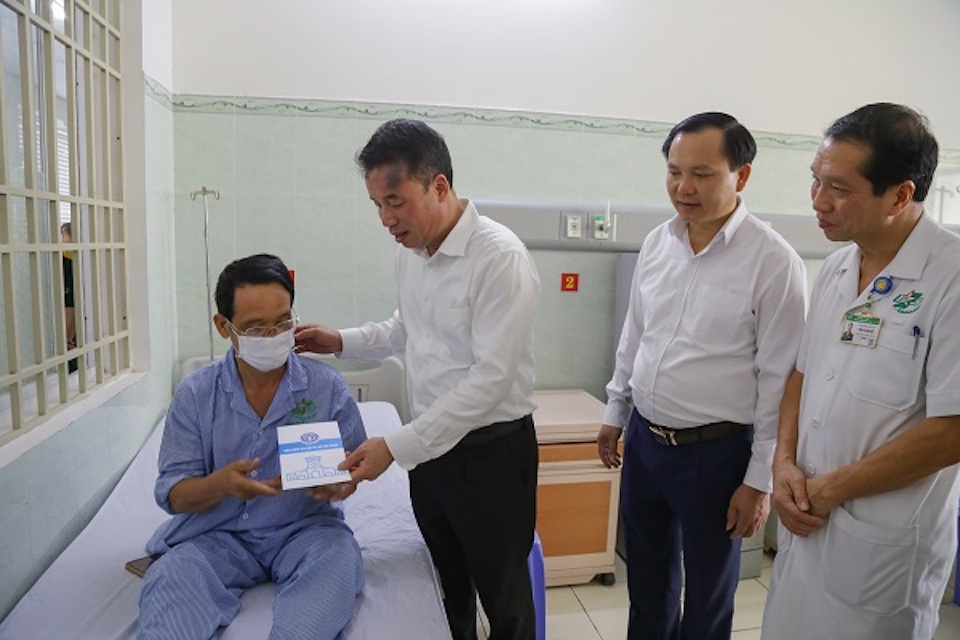 Tổng Gi&aacute;m đốc BHXH Việt Nam tặng qu&agrave; bệnh nh&acirc;n tại Bệnh viện Qu&acirc;n y 175 ng&agrave;y 23/1. Ảnh: baohiemxahoi.gov.vn&nbsp;