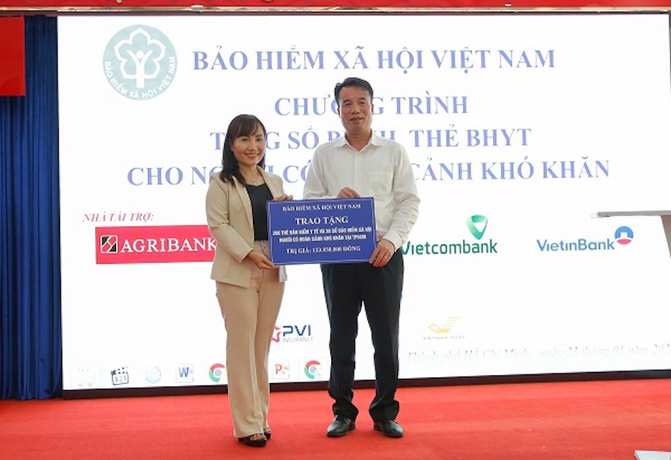 Tổng Gi&aacute;m đốc BHXH Việt Nam trao bảng tượng trưng tặng sổ BHXH v&agrave; thẻ BHYT cho Hội Li&ecirc;n hiệp Phụ nữ TP Hồ Ch&iacute; Minh. Ảnh: baohiemxahoi.gov.vn&nbsp;