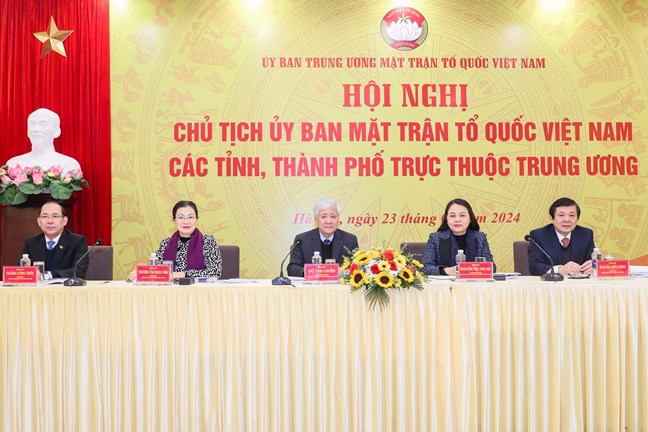 &nbsp;Chủ tịch Ủy ban Trung ương Mặt trận Tổ quốc Việt Nam Đỗ Văn Chiến c&ugrave;ng Ban Thường trực Ủy ban Trung ương Mặt trận Tổ quốc Việt Nam chủ tr&igrave; Hội nghị&nbsp;