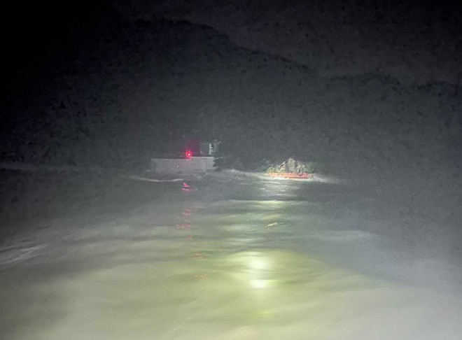Lực lượng chức năng cứu hộ th&agrave;nh c&ocirc;ng 2 thuyền vi&ecirc;n gặp nạn tr&ecirc;n biển.