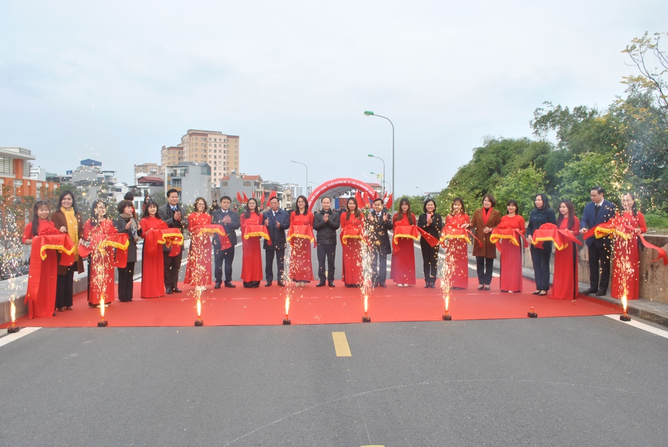 L&atilde;nh đạo quận Long Bi&ecirc;n cắt băng kh&aacute;nh th&agrave;nh v&agrave; gắn biển C&ocirc;ng tr&igrave;nh kỷ niệm 20 năm th&agrave;nh lập quận (6/11/2003 - 6/11/2023) tuyến đường đ&ecirc; nối từ cầu Đuống đến cầu Ph&ugrave; Đổng. Ảnh: Thế Dương