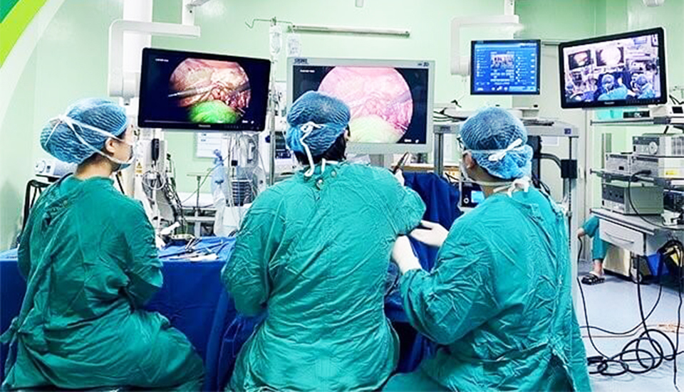 Hệ thống trang thiết bị hiện đại hỗ trợ b&aacute;c sĩ trong những ca phẫu thuật phức tạp.
