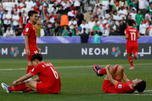 Tuyển Việt Nam nằm ngo&agrave;i top 100 của FIFA sau 3 trận thua tại VCK Asian Cup 2023. Ảnh: Getty.