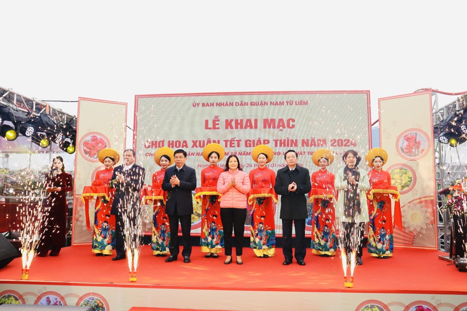 C&aacute;c đại biểu cắt băng khai mạc hội chợ hoa Xu&acirc;n 2024 quận Nam Từ Li&ecirc;m.