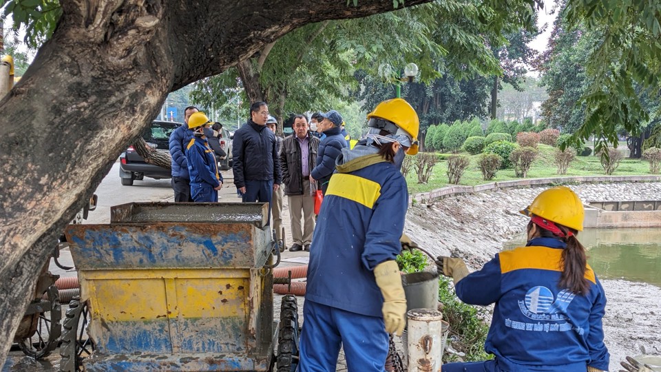 L&atilde;nh đạo C&ocirc;ng ty Tho&aacute;t nước H&agrave; Nội kiểm tra hiện trường c&ocirc;ng t&aacute;c sản xuất, ph&ograve;ng chống r&eacute;t cho c&aacute;n bộ c&ocirc;ng nh&acirc;n vi&ecirc;n trực tiếp l&agrave;m nhiệm vụ ngo&agrave;i đường.