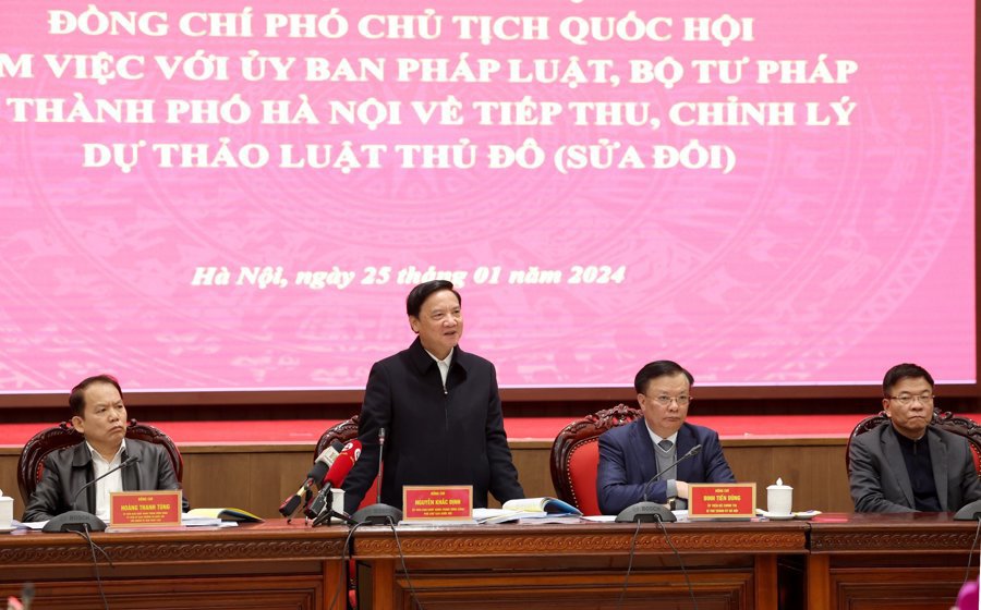 Ph&oacute; Chủ tịch Quốc hội Nguyễn Khắc Định ph&aacute;t biểu tại cuộc l&agrave;m việc.
