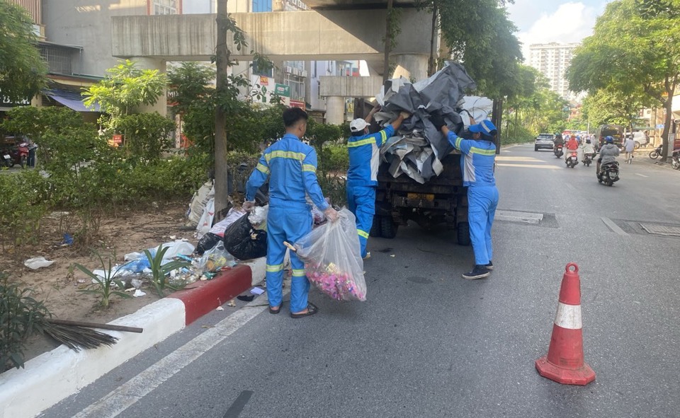 Trong c&aacute;c ng&agrave;y phục vụ nghỉ lễ, C&ocirc;ng ty Urenco sẽ tăng cường c&ocirc;ng t&aacute;c duy tr&igrave; vệ sinh đường phố ban ng&agrave;y tr&ecirc;n c&aacute;c tuyến phố ch&iacute;nh.