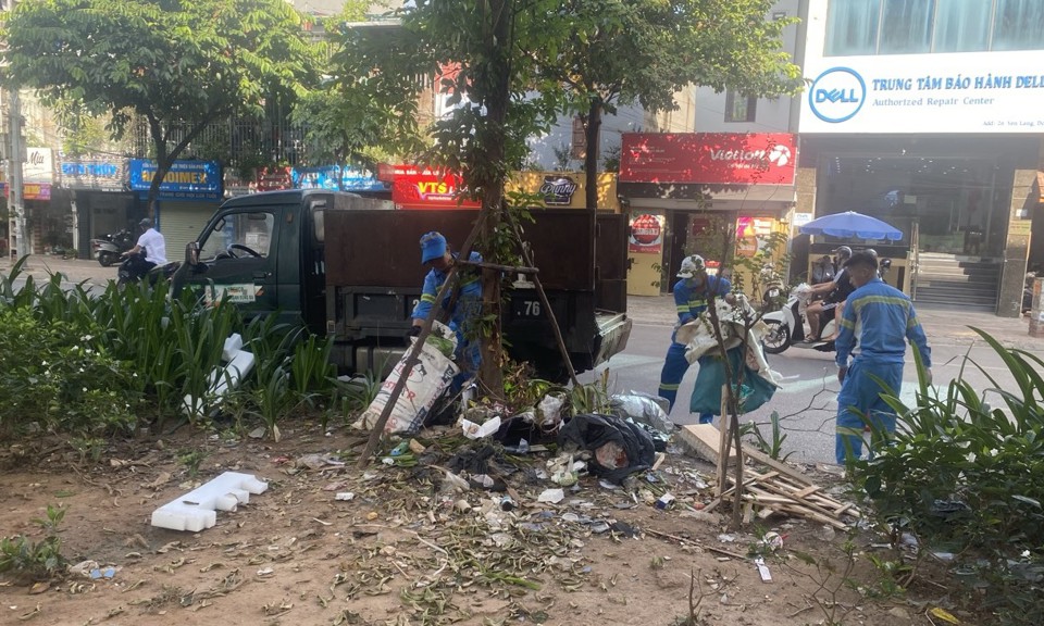 Trong qu&aacute; tr&igrave;nh l&agrave;m việc, c&ocirc;ng nh&acirc;n m&ocirc;i trường sẽ tăng cường tuy&ecirc;n truyền, nhắc nhở Nh&acirc;n d&acirc;n kh&ocirc;ng đổ r&aacute;c ra đường.