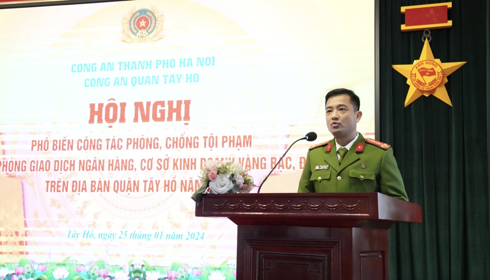 TS. Đại t&aacute; Đồng Đắc Thọ - Trưởng Ph&ograve;ng 7 (C09 - Bộ C&ocirc;ng an) hướng dẫn c&aacute;c ng&acirc;n h&agrave;ng, cơ sở kinh doanh v&agrave;ng bạc, đ&aacute; qu&yacute;... c&aacute;c kỹ năng ph&ograve;ng ngừa tội phạm.