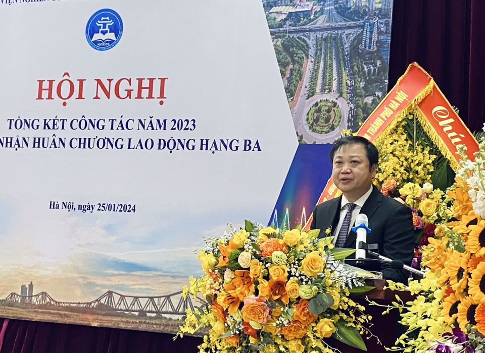 Viện Trưởng Viện Nghi&ecirc;n cứu ph&aacute;t triển kinh tế - x&atilde; hội H&agrave; Nội L&ecirc; Ngọc Anh ph&aacute;t biểu tại hội nghị.