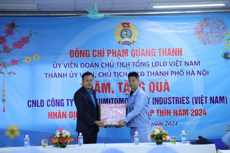 Chủ tịch LĐLĐ TP H&agrave; Nội Phạm Quang Thanh tặng qu&agrave; cho người lao động c&oacute; ho&agrave;n cảnh kh&oacute; khăn tại&nbsp;C&ocirc;ng ty TNHH Sumitomo Heavy Industries (Việt Nam)