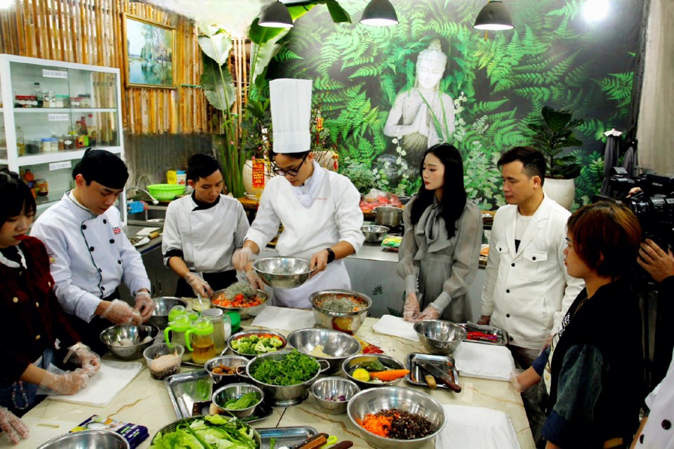 Nhiều bạn trẻ đi học nấu ăn ng&agrave;y cận Tết. Ảnh: Trung Nguyễn