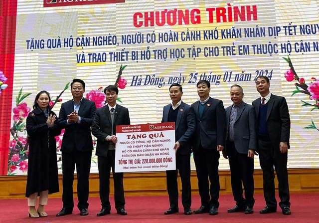 Quận H&agrave; Đ&ocirc;ng tiếp nhận qu&agrave; Tết của Đo&agrave;n đại biểu Quốc hội TP H&agrave; Nội.