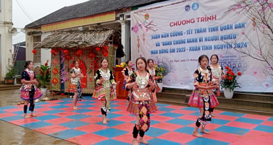 Trong trang phục đậm đà bản sắc, những em bé vùng cao đã khiến không khí chào đón Tết cổ truyền thêm ấm áp, vui tươi với những tiết mục, điệu khèn, múa...rất ấn tượng. 