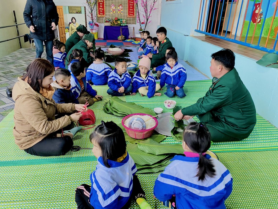 Để tạo một kh&ocirc;ng kh&iacute; Tết Nguy&ecirc;n đ&aacute;n ấm c&uacute;ng, vui tươi v&agrave; &yacute; nghĩa cho học sinh, những ng&agrave;y gần đ&acirc;y khắp c&aacute;c trường, điểm trường bản lẻ ở huyện miền n&uacute;i Kỳ Sơn, Nghệ An lại rộn r&atilde; những sắc m&agrave;u của Tết, tiếng cười &nbsp;của học sinh con em miền n&uacute;i, d&acirc;n tộc thiểu số, x&oacute;a tan đi c&aacute;i lạnh buốt gi&aacute; nơi miền bi&ecirc;n viễn.