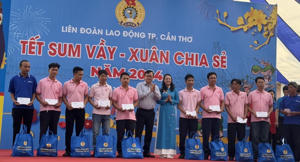 B&agrave; L&ecirc; Thị Sương Mai, Chủ tịch Li&ecirc;n đo&agrave;n Lao động TP Cần Thơ, c&ugrave;ng l&atilde;nh đạo Uỷ ban MTTQ Việt Nam TP Cần Thơ, tặng qu&agrave; cho c&ocirc;ng nh&acirc;n, người lao động. Ảnh HT