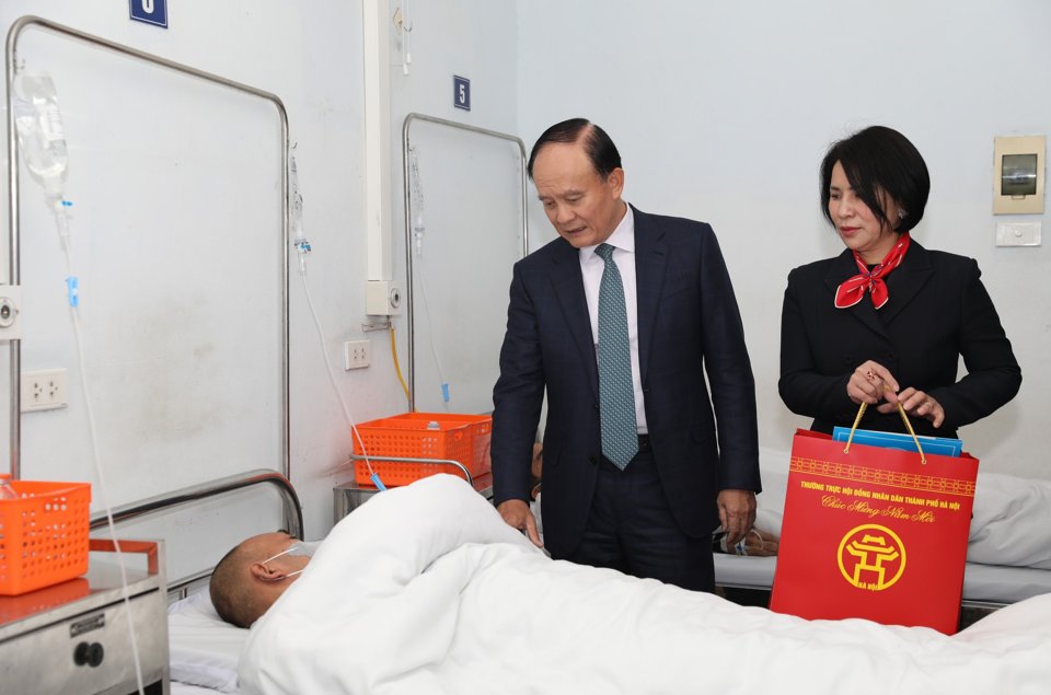 Chủ tịch HĐND TP trao qu&agrave; cho bệnh nh&acirc;n đang điều trị tại bệnh viện