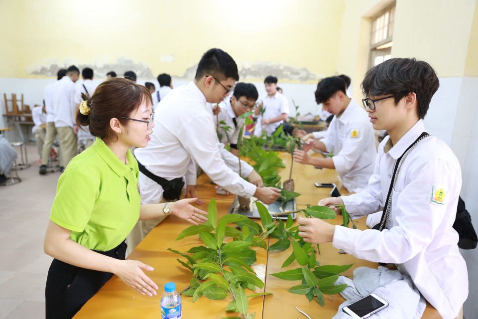 Học sinh Trường THPT Phan Huy Chú - Đống Đa trong một chuyên đề liên môn: Hóa - Sinh - Giáo dục địa phương tại  Học viện Nông nghiệp Việt Nam