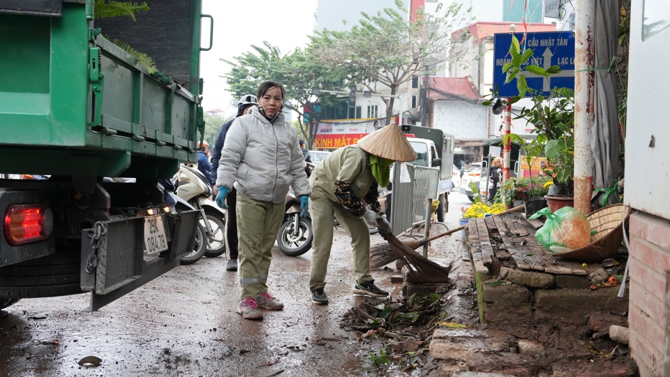 Sau khi ho&agrave;n th&agrave;nh việc cưỡng chế lực lượng chức năng sẽ tiến h&agrave;nh dọn dẹp vệ sinh m&ocirc;i trường quanh khu vực chợ Bưởi.