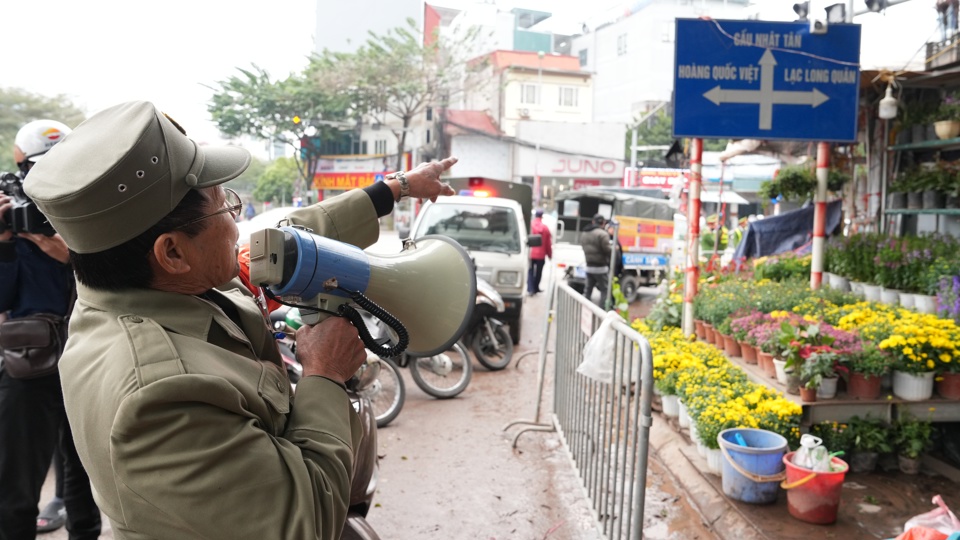 Lực lượng chức năng phường Bưởi kiểm tra, xử l&yacute; c&aacute;c trường hợp vi phạm trật tự đ&ocirc; thị g&acirc;y cản trở, mất ATGT, mỹ quan đ&ocirc; thị.