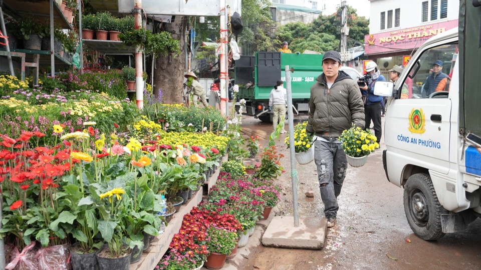 C&aacute;c hộ kinh doanh di chuyển h&agrave;ng ho&aacute; về đ&uacute;ng nơi quy định.