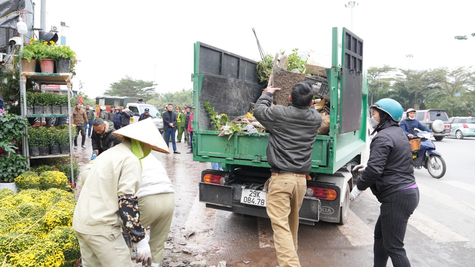 Ban Chỉ đạo 197 phường Bưởi tổ chức dọn dẹp vệ sinh m&ocirc;i trường xung quanh khu vực chợ Bưởi.