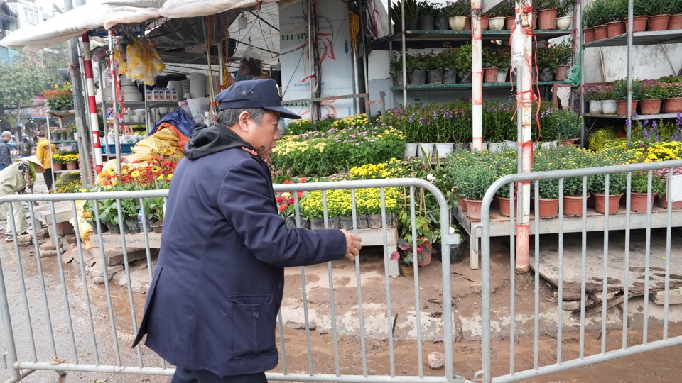 Đồng thời dựng barie ngăn chặn c&aacute;c h&agrave;nh vi t&aacute;i vi phạm.