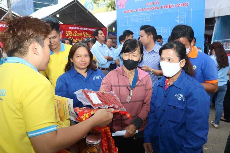 C&ocirc;ng nh&acirc;n, người lao động mua sắm tại c&aacute;c gian h&agrave;ng giảm gi&aacute;. Tại đ&acirc;y b&aacute;n nhiều nhu yếu phẩm phục vụ trong ng&agrave;y Tết. Ảnh LC