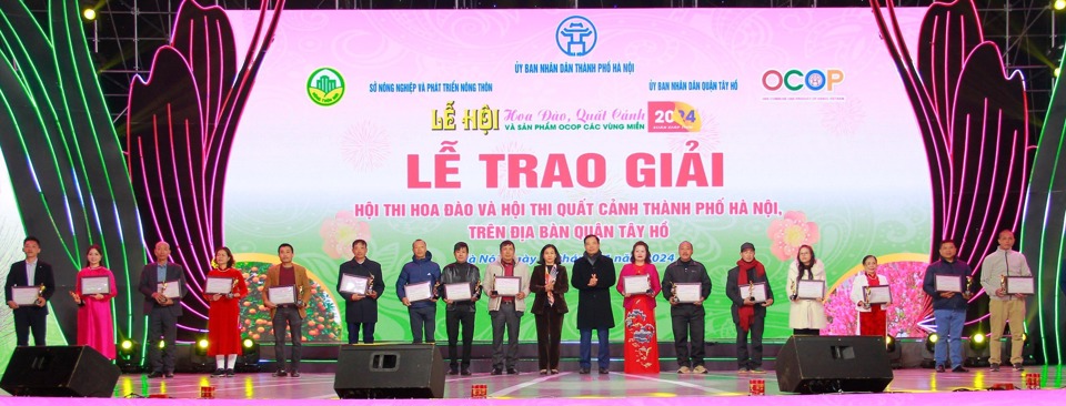 Trao giải Hội thi hoa đ&agrave;o v&agrave; Hội thi quất cảnh TP H&agrave; Nội năm 2024.