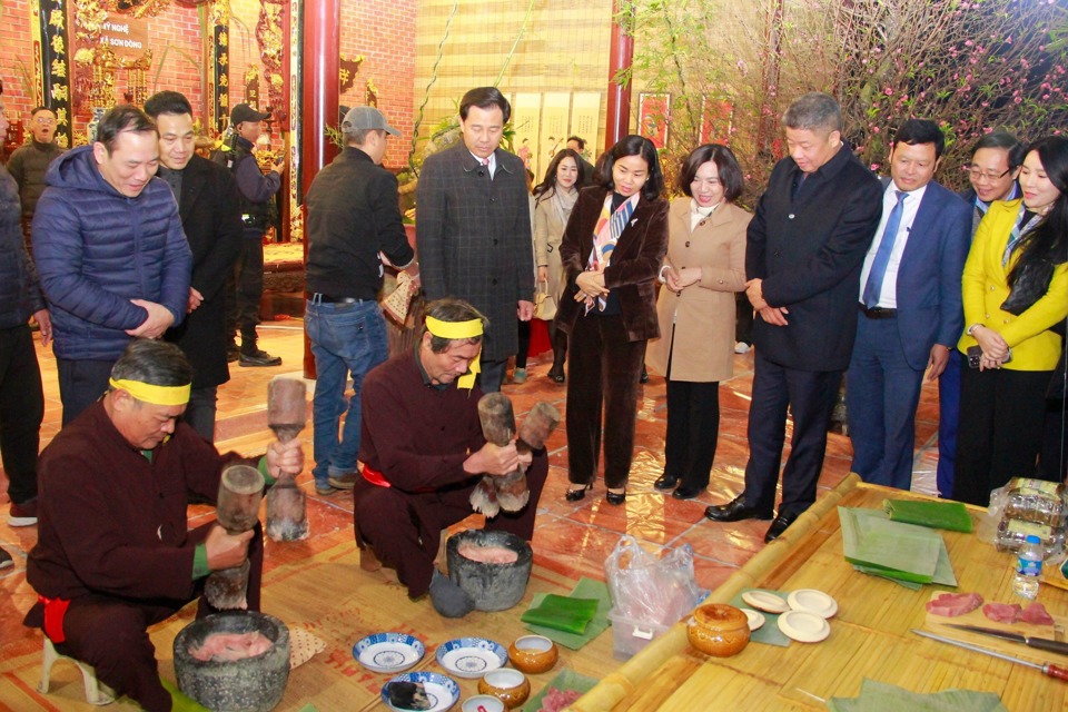 Ph&oacute; B&iacute; thư Thường trực Th&agrave;nh uỷ H&agrave; Nội Nguyễn Thị Tuyến v&agrave; c&aacute;c đại biểu thăm quan gian h&agrave;ng tr&igrave;nh diễn l&agrave;m gi&ograve; chả.