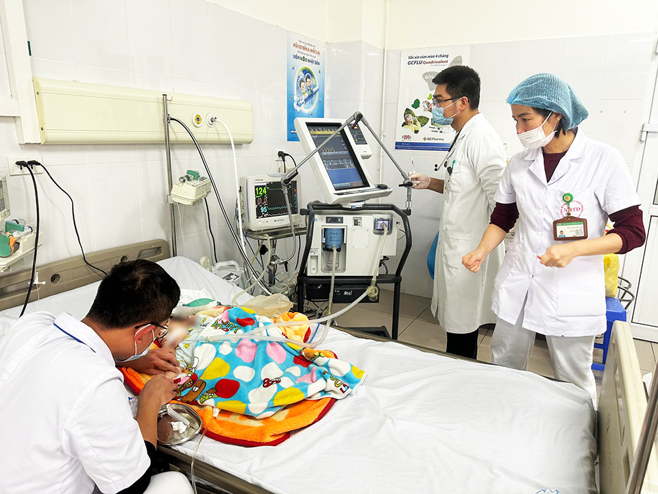 Bệnh nh&acirc;n bị nhiễm virus RSV được chuyển đến khoa Nhi, Bệnh viện Bệnh Nhiệt đới Trung ương.