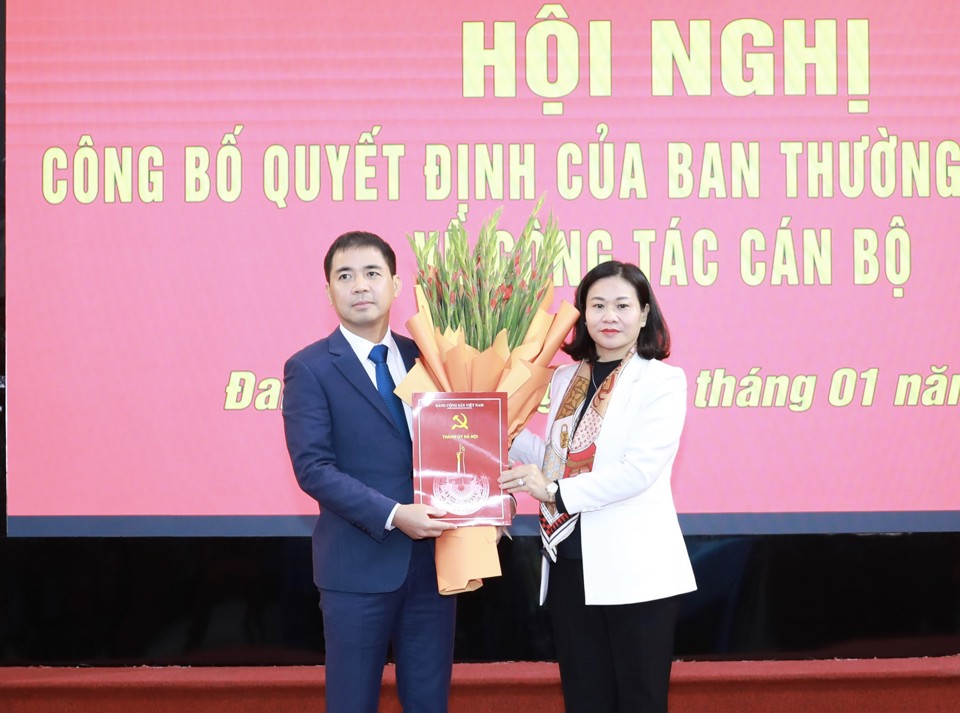 Ph&oacute; B&iacute; thư Thường trực Th&agrave;nh ủy Nguyễn Thị Tuyến trao quyết định cho &ocirc;ng Nguyễn Văn Đức.