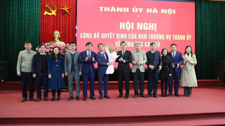 L&atilde;nh đạo huyện Đan Phượng tặng hoa ch&uacute;c mừng &ocirc;ng Nguyễn Văn Đức.