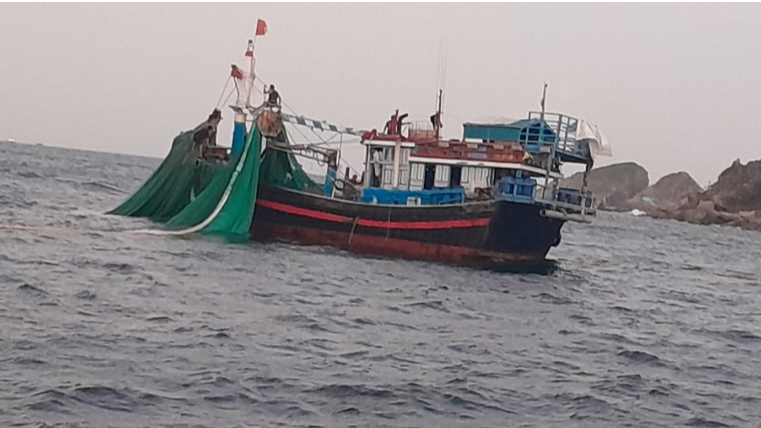 T&agrave;u c&aacute; vi phạm&nbsp;trong ph&acirc;n khu bảo vệ nghi&ecirc;m ngặt của khu bảo tồn biển vịnh Nha Trang. (Ảnh: BQLVNT)