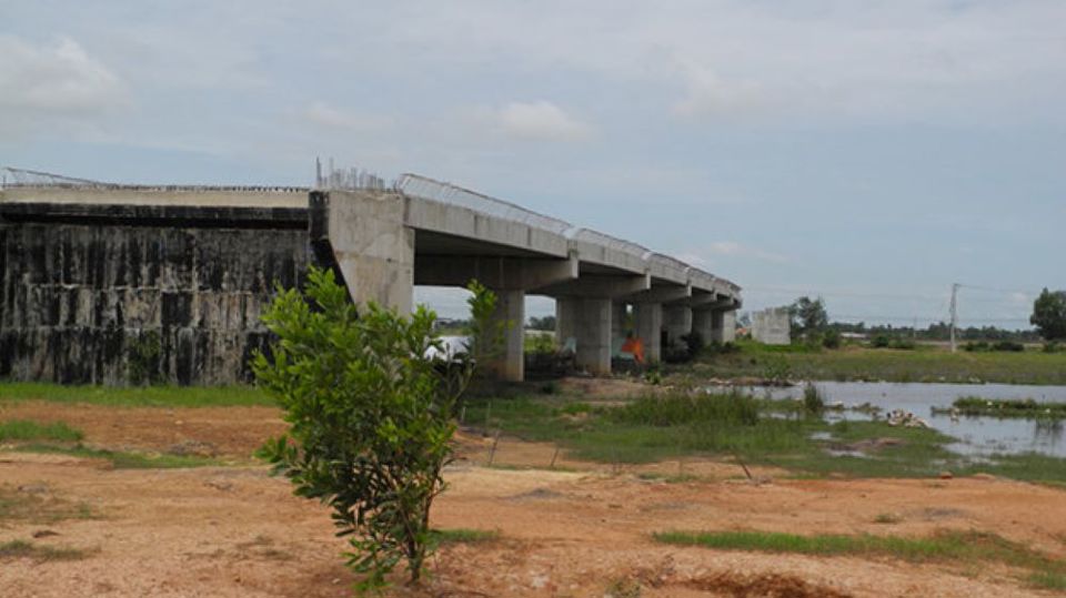 Một hạng mục thi c&ocirc;ng dang dở tại&nbsp;Dự &aacute;n&nbsp;đường Hồ Ch&iacute; Minh, đoạn Chơn Th&agrave;nh - Đức H&ograve;a.