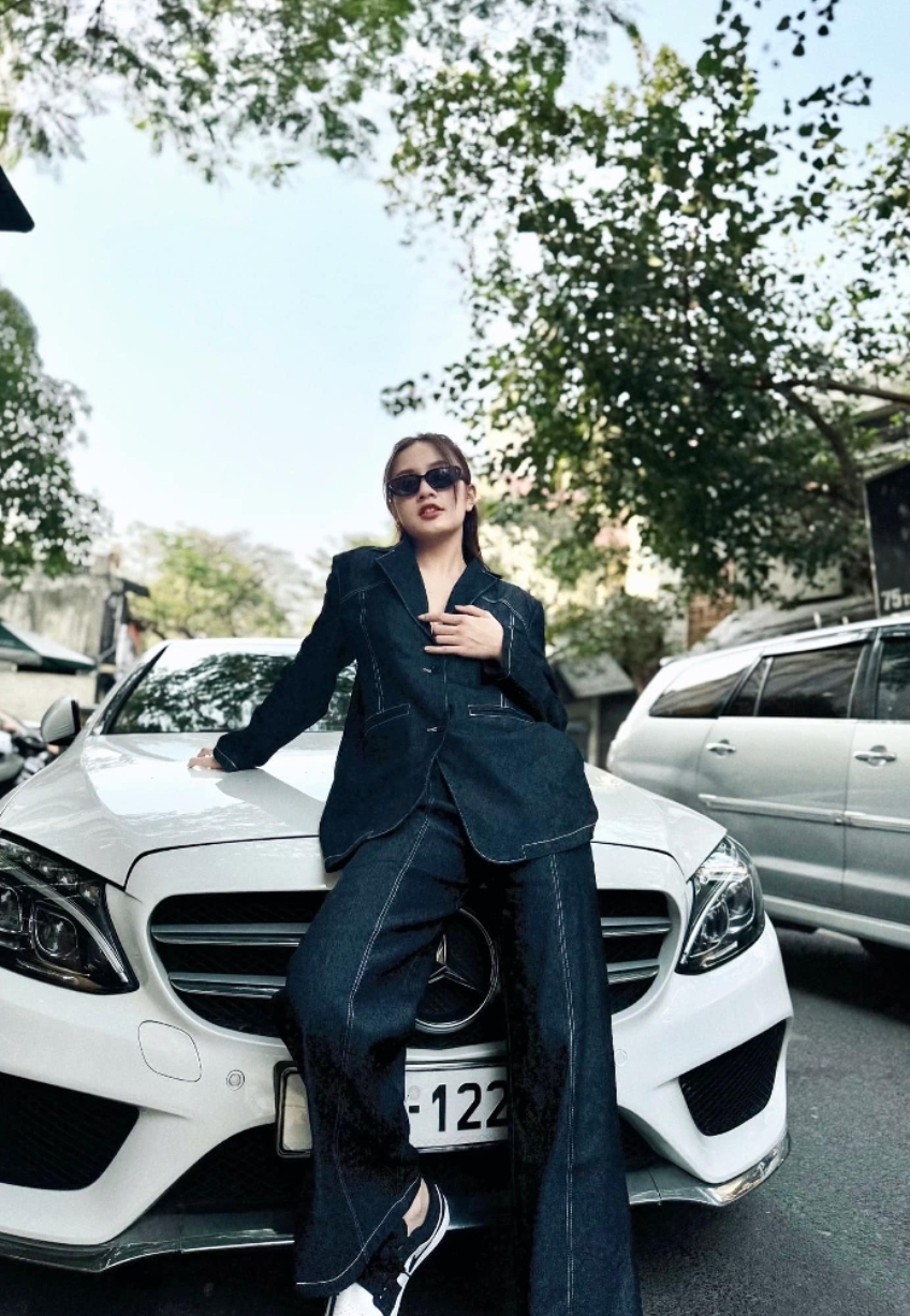 Nữ DJ sinh năm 2000 đắt show nhất Việt Nam gây sốc khi mặc áo dài - Ảnh 1