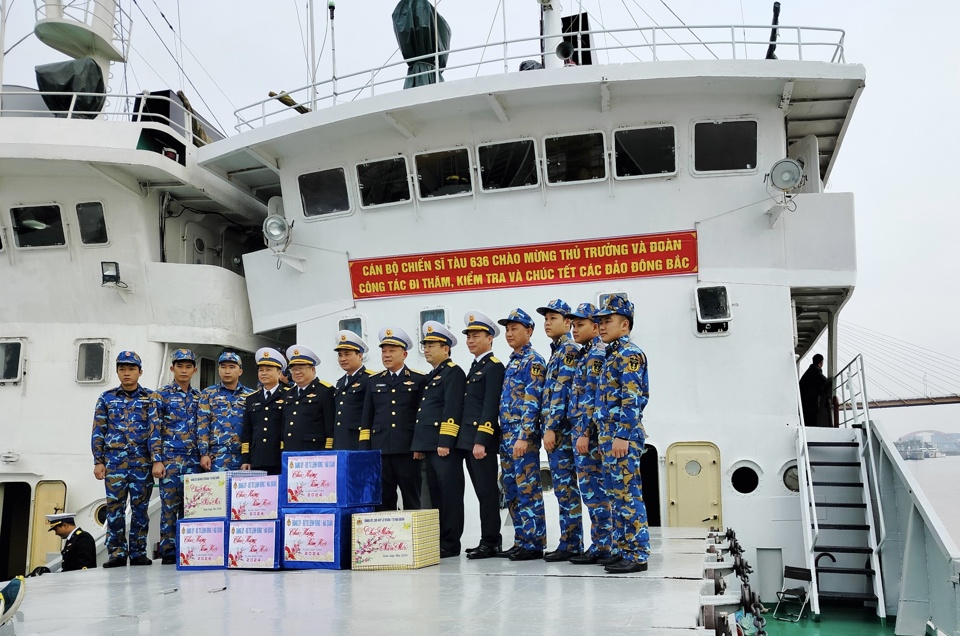 Chuyến t&agrave;u 636 đ&oacute;n đo&agrave;n c&ocirc;ng t&aacute;c khởi h&agrave;nh ng&agrave;y 25/1 tại huyện Thủy Nguy&ecirc;n (Hải Ph&ograve;ng), đến s&aacute;ng 26/1 cập &acirc;u cảng đảo Bạch Long Vĩ