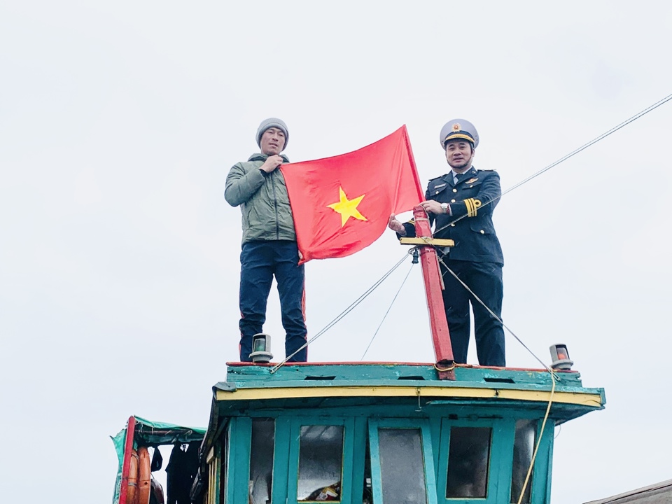 Tặng cờ cho ngư d&acirc;n b&aacute;m biển