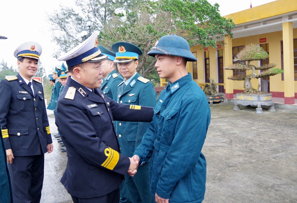 Chuẩn Đ&ocirc; đốc Trần Xu&acirc;n Văn thăm hỏi,&nbsp;động vi&ecirc;n c&aacute;c chiến sĩ tr&ecirc;n đảo