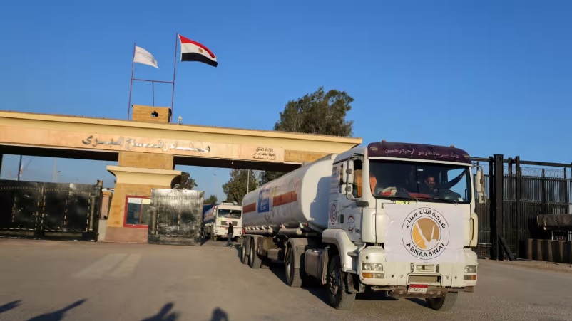 Một chiếc xe tải c&oacute; logo Cơ quan Cứu trợ v&agrave; Việc l&agrave;m Li&ecirc;n Hợp Quốc (UNRWA) đi v&agrave;o Ai Cập từ Gaza v&agrave;o ng&agrave;y 30/11. Ảnh: Reuters