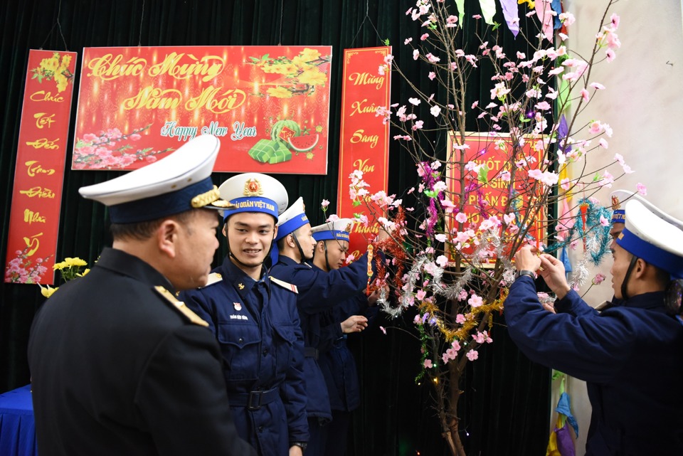 Một trong những điểm dừng ch&acirc;n đ&aacute;ng ch&uacute; &yacute; của đo&agrave;n l&agrave; Trạm Ra đa 490, Tiểu đo&agrave;n 151, V&ugrave;ng 1 Hải qu&acirc;n tr&ecirc;n đảo Bạch Long Vĩ.&nbsp;C&oacute; những chiến sĩ tuổi đời mới mười t&aacute;m, đ&ocirc;i mươi. Ai cũng hết sức vui mừng như được người th&acirc;n ra thăm