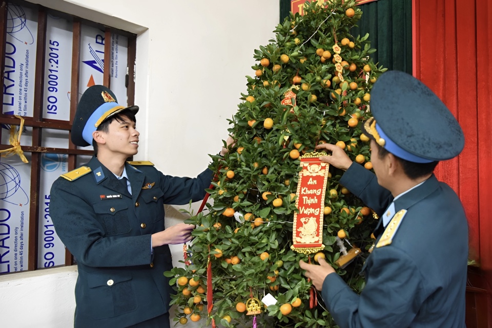 Với bàn tay khéo léo, những chiến sĩ hải quân Trạm Ra đa 27, đóng quân trên đảo Bạch Long Vĩ cũng góp sức tạo nên không khí đón Tết rộn ràng trong đơn vị