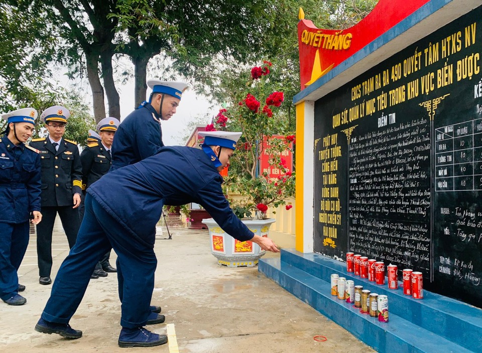 Các chiến sĩ vui vẻ tham gia trò chơi ném vòng vào lon vào dịp Tết tại Trạm Ra đa 490