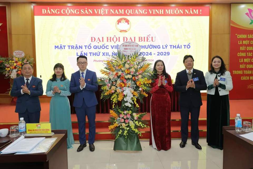 L&atilde;nh đạo Uỷ ban MTTQ Việt Nam TP H&agrave; Nội tặng hoa ch&uacute;c mừng Đại hội.