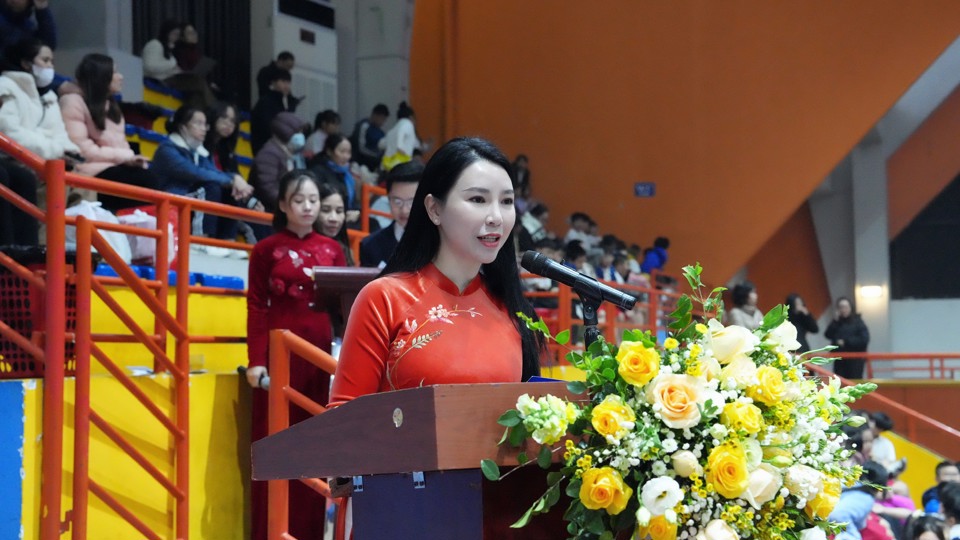 Ph&oacute; Chủ tịch UBND quận T&acirc;y Hồ B&ugrave;i Thị Lan Phương ph&aacute;t biểu khai mạc hội khoẻ.