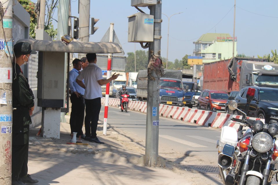 Ng&agrave;y 29/1/2024, đo&agrave;n c&ocirc;ng t&aacute;c gồm Ban an to&agrave;n giao th&ocirc;ng tỉnh, Chi cục Quản l&yacute; đường bộ 4, Cảnh s&aacute;t giao th&ocirc;ng tỉnh Đồng Nai phối hợp khảo s&aacute;t t&igrave;nh trạng kẹt xe nghi&ecirc;m trọng đang xảy ra tr&ecirc;n quốc lộ 51 (địa b&agrave;n Đồng Nai) những ng&agrave;y gần Tết 2024.&nbsp;