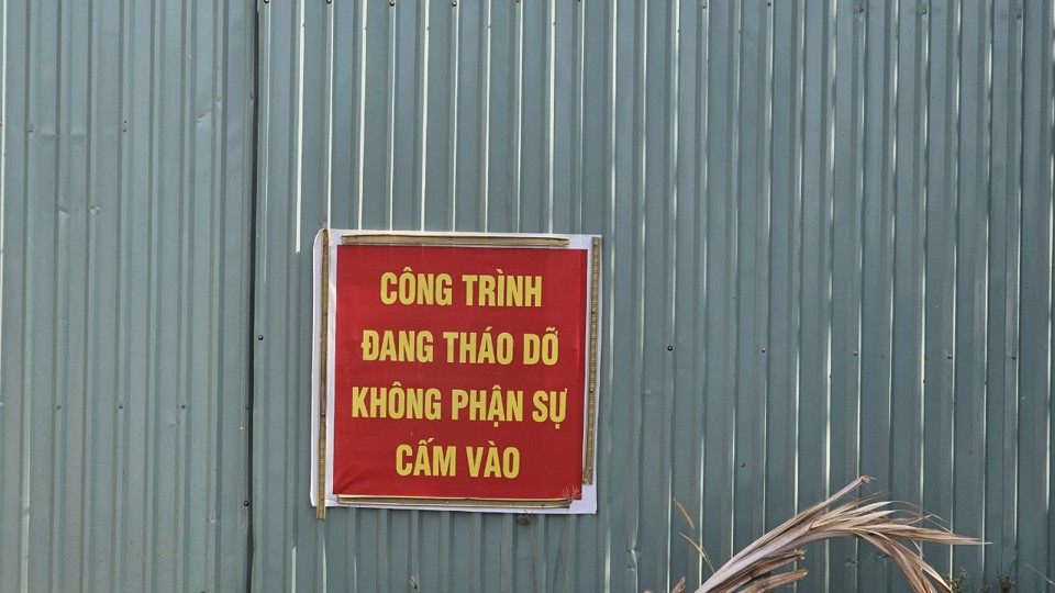 B&ecirc;n ngo&agrave;i c&ocirc;ng tr&igrave;nh được treo bảng kh&ocirc;ng phận sự cấm v&agrave;o. (Ảnh Hữu Tuấn)