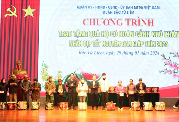 Ủy vi&ecirc;n Thường trực Ủy ban Văn hóa Giáo dục của Qu&ocirc;́c h&ocirc;̣i khóa XV Bùi Hoài Sơn và Bí thư Qu&acirc;̣n ủy, Chủ tịch HĐND qu&acirc;̣n Bắc Từ Li&ecirc;m Lưu Ngọc Hà tặng qu&agrave; động vi&ecirc;n hộ mới tho&aacute;t cận ngh&egrave;o, dịp Tết 2024. &nbsp;