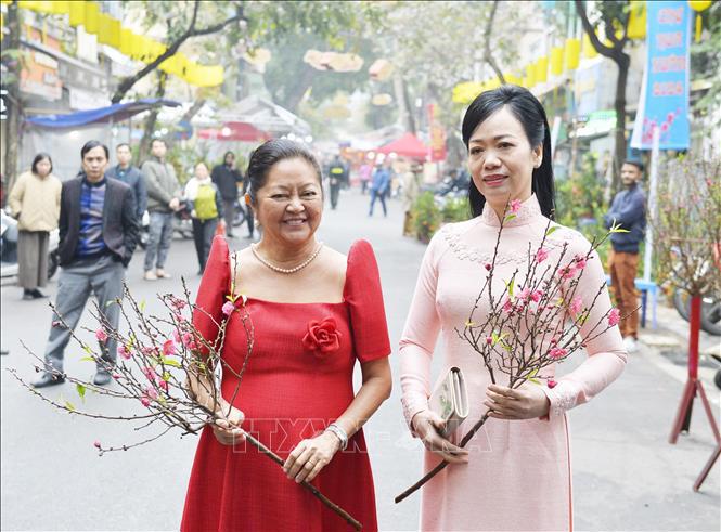Phu nhân Chủ tịch nước và Phu nhân Tổng thống Philippines tham quan chợ hoa Tết - Ảnh 1