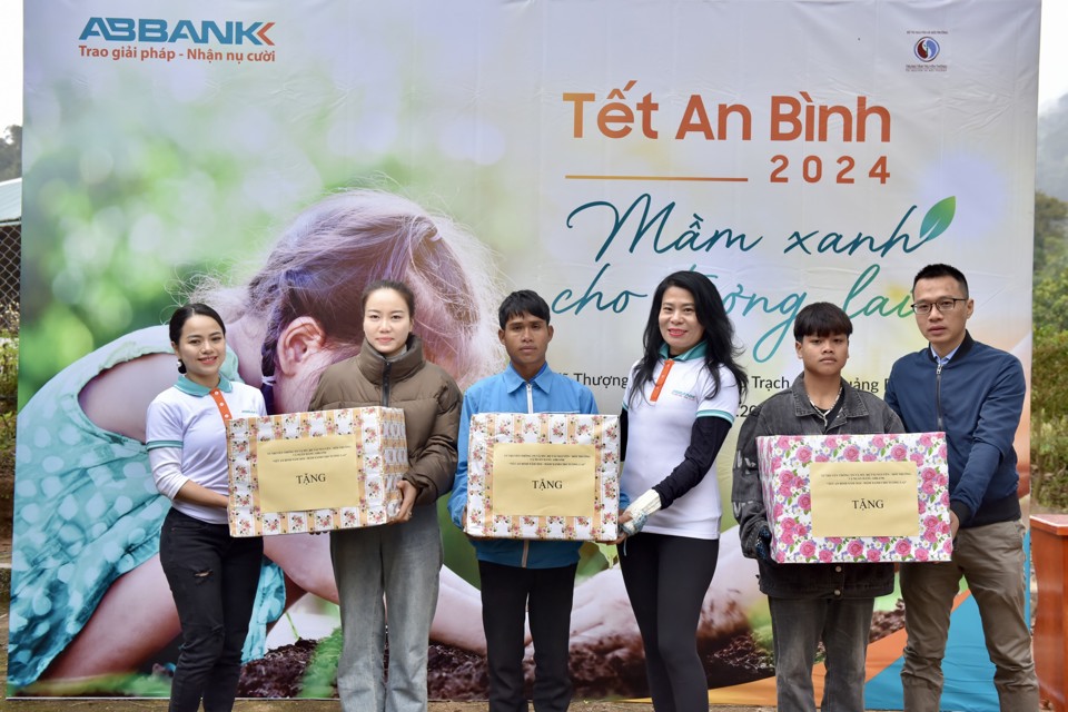 ABBANK gây quỹ tài trợ 50.000 cây gỗ lớn cho người dân Quảng Bình - Ảnh 2